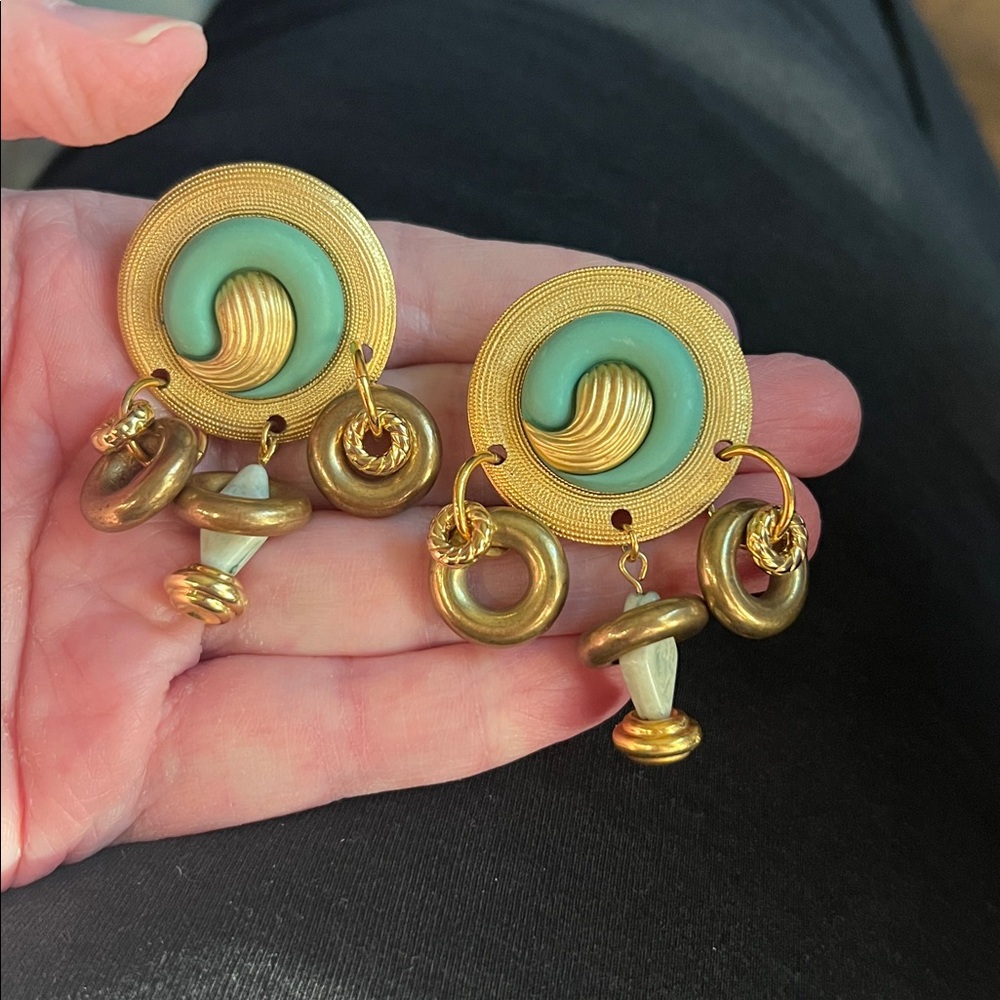 Vtg Linda Levinson Clop Earrings 🥰